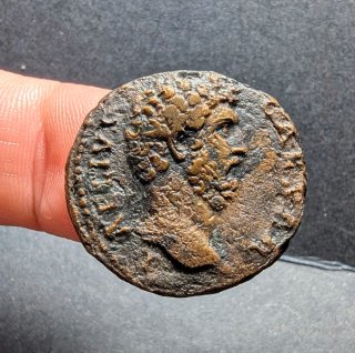 Moneda romana As Aelio 137 d.C.