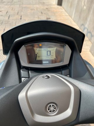 Yamaha NMAX 125 2024 - Gris y Negro