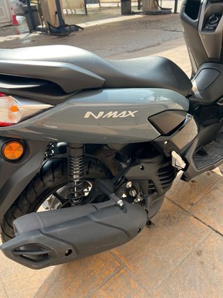 Yamaha NMAX 125 2024 - Gris y Negro