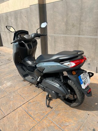 Yamaha NMAX 125 2024 - Gris y Negro