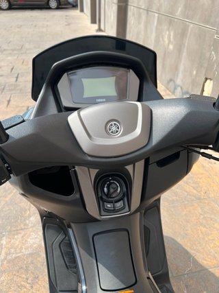 Yamaha NMAX 125 2024 - Gris y Negro