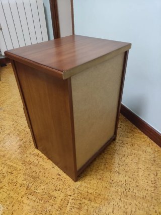 Mesita de noche de madera