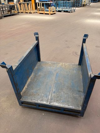 Contenedor industrial apilable azul