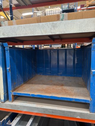 Contenedor industrial apilable azul