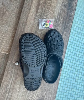 Crocs negras con diseño geométrico