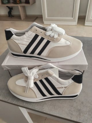 Zapatillas Beige y Blancas 24,50cm