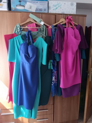 Vestido rosa con sandalias