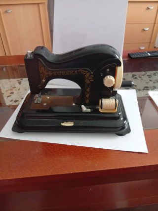 Antigua máquina de coser de juguete Eureka