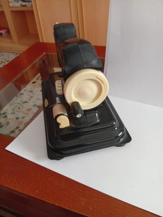 Antigua máquina de coser de juguete Eureka