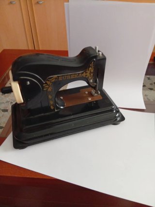 Antigua máquina de coser de juguete Eureka