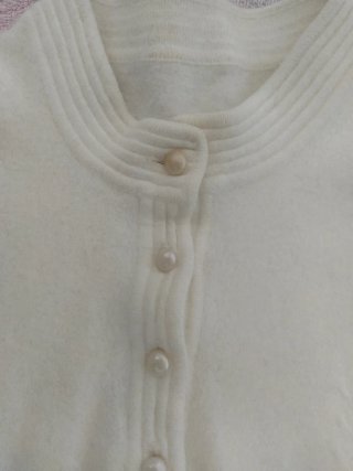 Jersey angora marfil cuello alto botones
