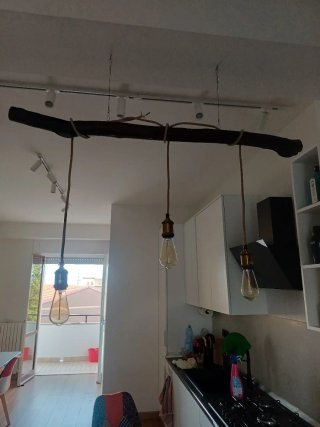 Lampadario fatto a mano con legno e corda