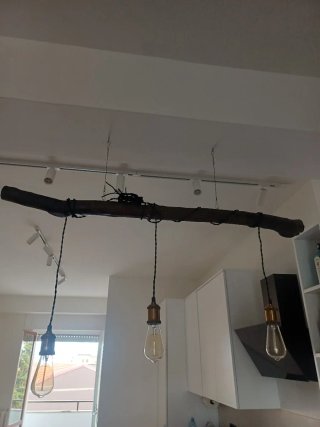 Lampadario fatto a mano con legno e corda
