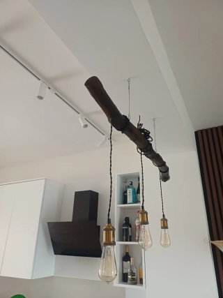 Lampadario fatto a mano con legno e corda