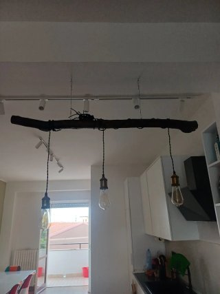 Lampadario fatto a mano con legno e corda