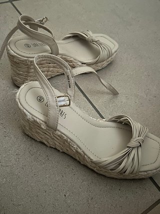 Sandali beige eleganti con zeppa num 40