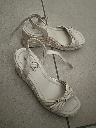 Sandali beige eleganti con zeppa num 40