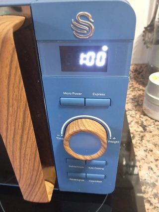 Microondas azul marca Swan sin grill