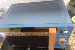 Microondas azul marca Swan sin grill