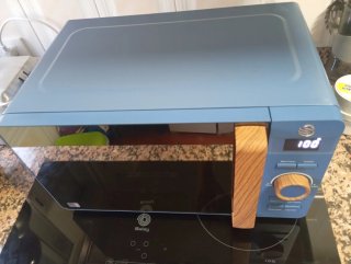 Microondas azul marca Swan sin grill