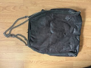 Bolso Negro con Cadena Plateada