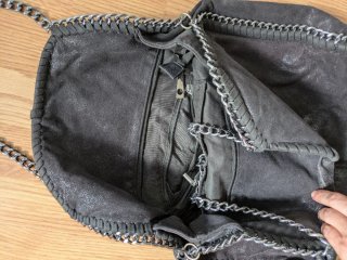 Bolso Negro con Cadena Plateada