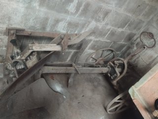 Arado antiguo de hierro
