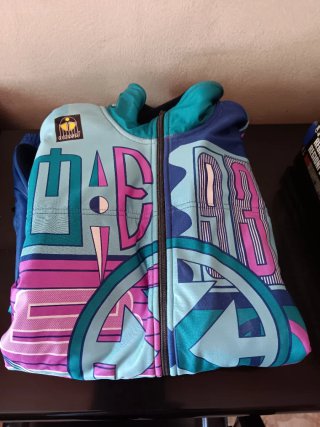 Felpa sport con zip e stampa colorata