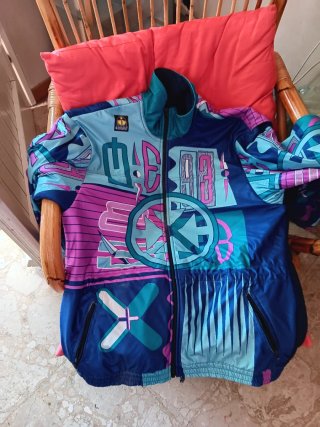 Felpa sport con zip e stampa colorata