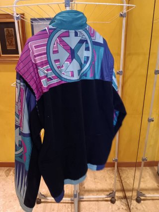 Felpa sport con zip e stampa colorata