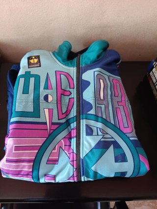 Felpa sport con zip e stampa colorata