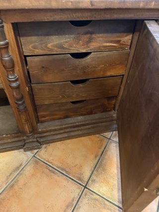 Aparador antiguo de madera con cerámica