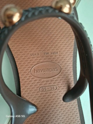 Sandalias Havaianas Marrones con Detalles Dorados
