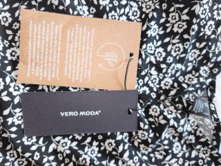 Vestido Vero Moda floral tirantes negro blanco