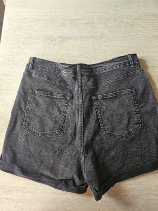 Pantalón vaquero negro corto