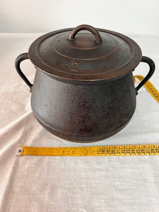 Olla de hierro fundido con tapa.