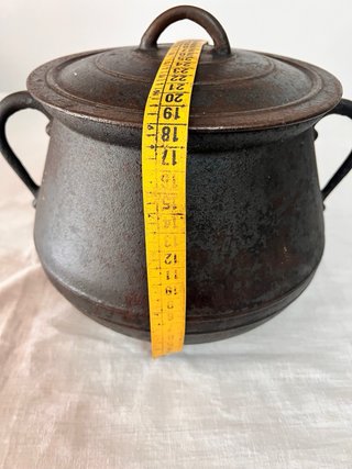 Olla de hierro fundido con tapa.