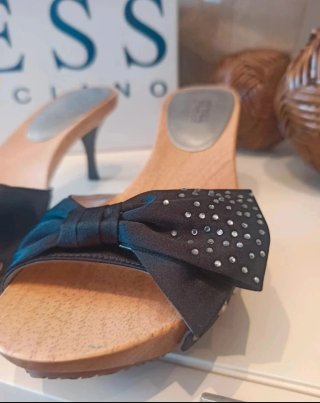 Ciabatte Guess con tacco in legno