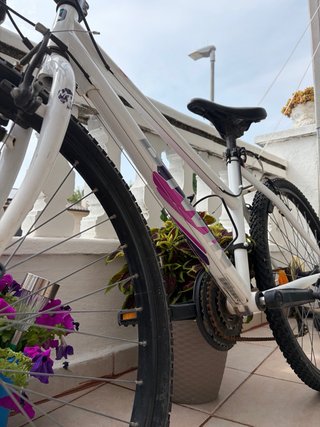 Bicicleta Btwin Blanca con detalles rosa