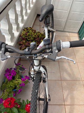 Bicicleta Btwin Blanca con detalles rosa