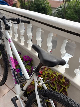 Bicicleta Btwin Blanca con detalles rosa