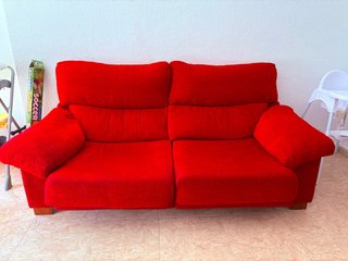 Sofá de tela rojo