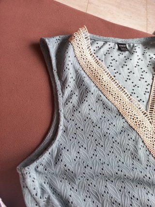Camiseta SHEIN sin mangas con encaje
