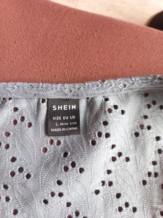Camiseta SHEIN sin mangas con encaje