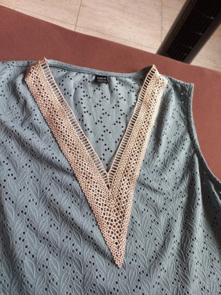 Camiseta SHEIN sin mangas con encaje