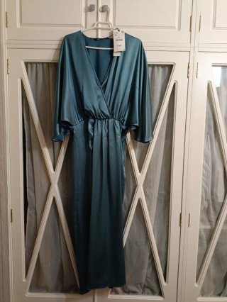 Vestido satinado largo corte cruzado