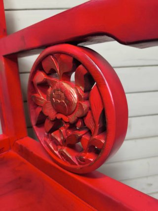Silla china antigua roja tallada. Trono