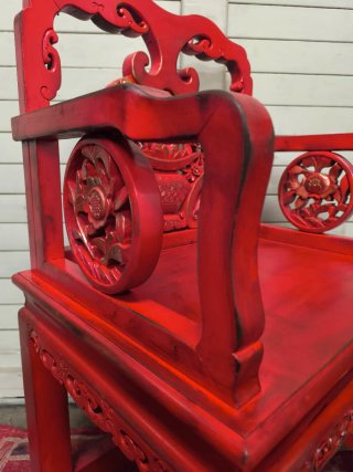 Silla china antigua roja tallada. Trono