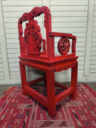 Silla china antigua roja tallada. Trono