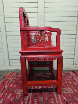 Silla china antigua roja tallada. Trono